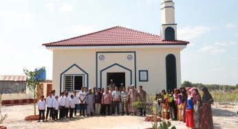 A small mosque in a remote area of Koh Sambeay commune, Steung Trieng province, with the sponsor of the Zakat Foundation OF America through the Cambodian Muslim Media Center, has been handed over after its completion