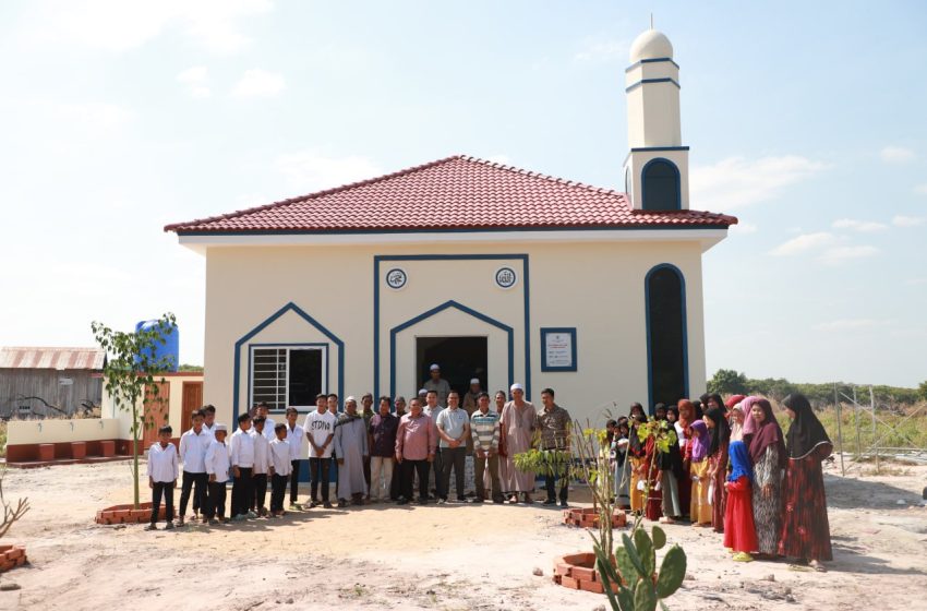  A small mosque in a remote area of Koh Sambeay commune, Steung Trieng province, with the sponsor of the Zakat Foundation OF America through the Cambodian Muslim Media Center, has been handed over after its completion