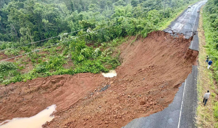  Road collapses on National Road 76, Mondulkiri-Phnom Penh, causing traffic to be completely closed