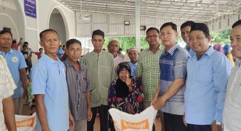 ប្រជាពលរដ្ឋដែលមានជីវភាពខ្វះខាតចំនួន ៣៥០គ្រួសារ ក្នុងភូមិកំពង់យោល នៃឃុំគោកពោធិ៍ ខេត្តតាកែវ ទទួលបានអំណោយមនុស្សធម៌ពីលោក សាន់ សុះ និងលោក ឡា ស្មាឯល អនុប្រធានក្រុមការងារគណបក្សចុះមូលដ្ឋានឃុំគោកពោធិ៍