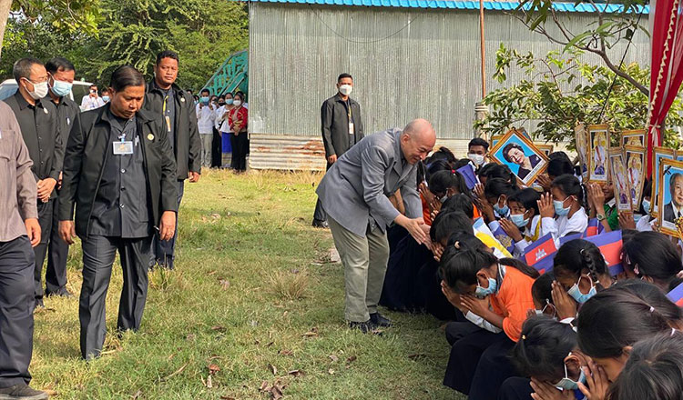  King visits and gives gifts to people of Prey Veng province