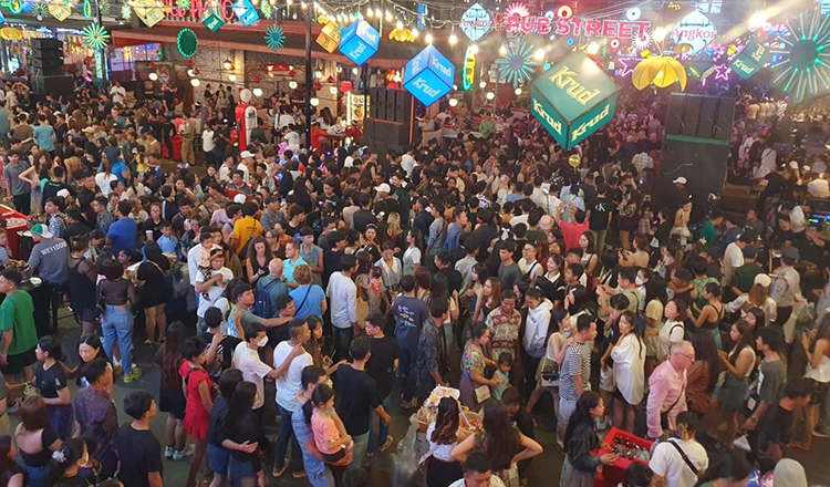  More than 300,000 tourists throng Siem Reap on New Year’s Eve