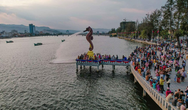  Kampot’s seahorse statue becomes a major tourist draw