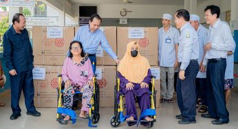 Neth Pheaktra donates 20 wheelchairs to Kratie Provincial Referral Hospital