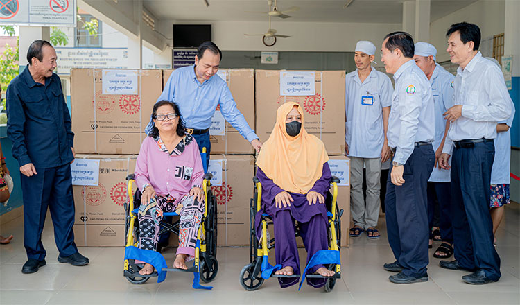  Neth Pheaktra donates 20 wheelchairs to Kratie Provincial Referral Hospital