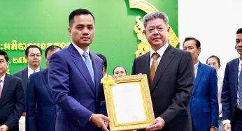 ឯកឧត្ដម គួច ចំរើន អតីតអភិបាលខេត្តព្រះសីហនុ ត្រូវបានប្រកាសតែងតាំង និងផ្ទេរភារកិច្ចជាអភិបាលខេត្តកណ្តាល