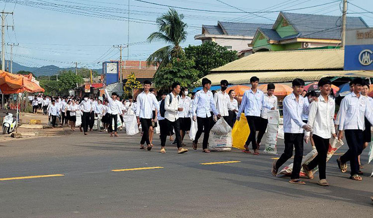  Ministry of Environment launches national road cleaning activity in communes and districts to improve cleanliness