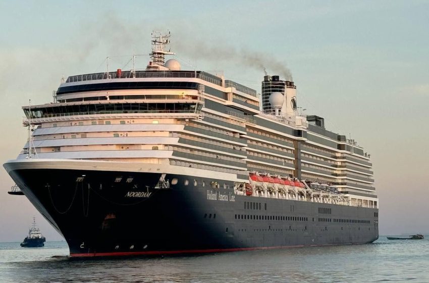  Large cruise ship carrying over 2,600 Multinational Tourists docks in Sihanoukville