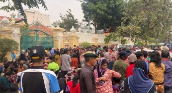 ពលរដ្ឋខ្យល់គស្លាប់៣នាក់ និងសង្គ្រោះ៦នាក់ ពេលនាំគ្នាទៅប្រជ្រៀតយកអាំងប៉ាវនៅមុខភូមិគ្រឹះអ្នកឧកញ៉ា សុខ គង់ ក្នុងខណ្ឌដូនពេញ