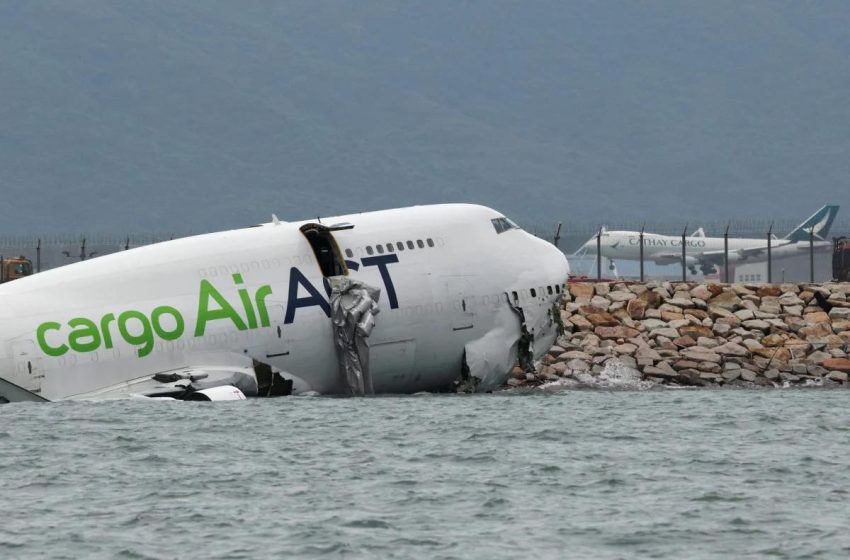 យន្តហោះ Boeing ធ្លាក់ចេញពីផ្លូវរត់ បុករថយន្តបណ្តាលឲ្យស្លាប់មនុស្ស ២ នាក់នៅហុងកុង !