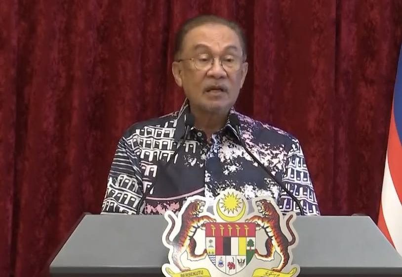  នាយករដ្ឋមន្រ្តីម៉ាឡេស៊ី អាន់វ៉ា អ៊ីប្រាហ៊ីមប្រកាសថ្កោលទោសអាម៉េរិក ប្រើកម្លាំងយោធាចាប់ខ្លួនលោក នីកូឡាស ម៉ាឌូរ៉ូ ជាការរំលោភច្បាប់អន្តរជាតិធ្ងន់ធ្ងរ និងបំផ្លាញសណ្ដាប់ធ្នាប់ពិភពលោក