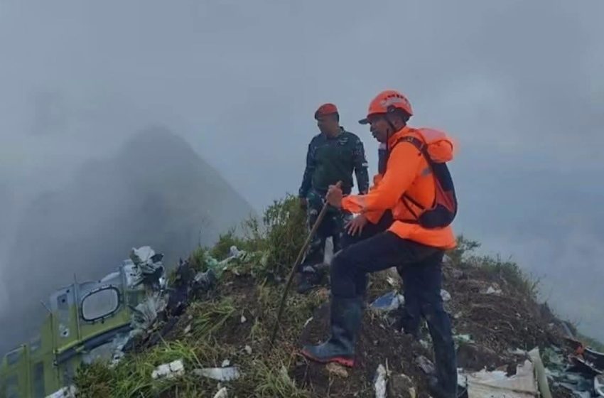  អាជ្ញាធរឥណ្ឌូណេស៊ីរកឃើញបំណែកយន្តហោះដែលបាត់ការទាក់ទង