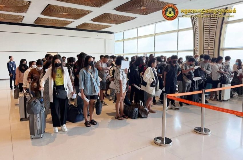  កម្ពុជាបណ្ដេញចេញជនជាតិមីយ៉ាន់ម៉ា៧២៩នាក់ តាមយន្តហោះពិសេស ពាក់ព័ន្ធការឆបោកតាមអនឡាញ និងគ្មានលិខិតឆ្លងដែន