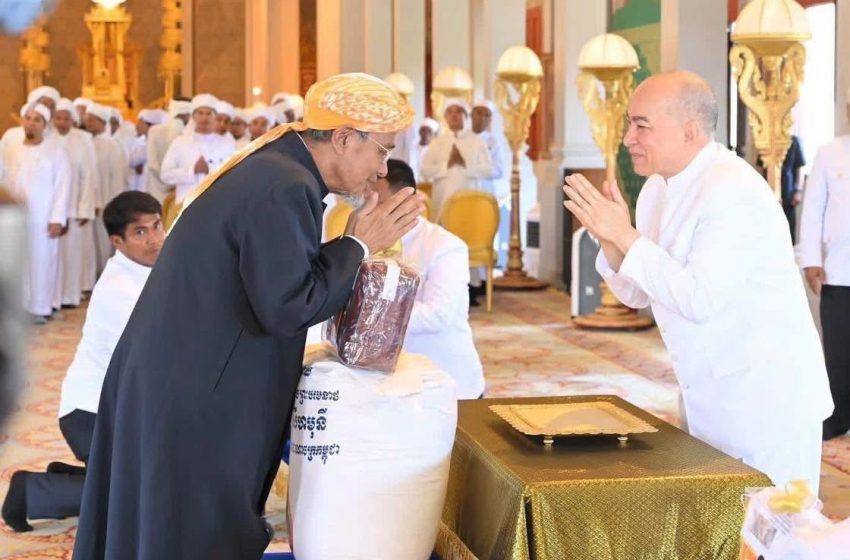  ចាងហ្វាងគណៈដឹកនាំជាន់ខ្ពស់នៃសាសនាឥស្លាមកម្ពុជា សូមបួងសួងដល់ព្រះអល់ឡោះជាម្ចាស់ សូមជួយបីបាច់ថែរក្សា ការពារ អភិបាល ប្រោះព្រំប្រសិទ្ធពរជ័យ បវរសួស្តី សិរីមង្គល វិបុលសុខ មហាប្រសើរថ្វាយ ព្រះករុណាជាអម្ចាស់ជីវិតលើត្បូង